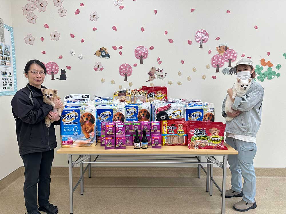 富山県動物管理センターの職員様と寄付品